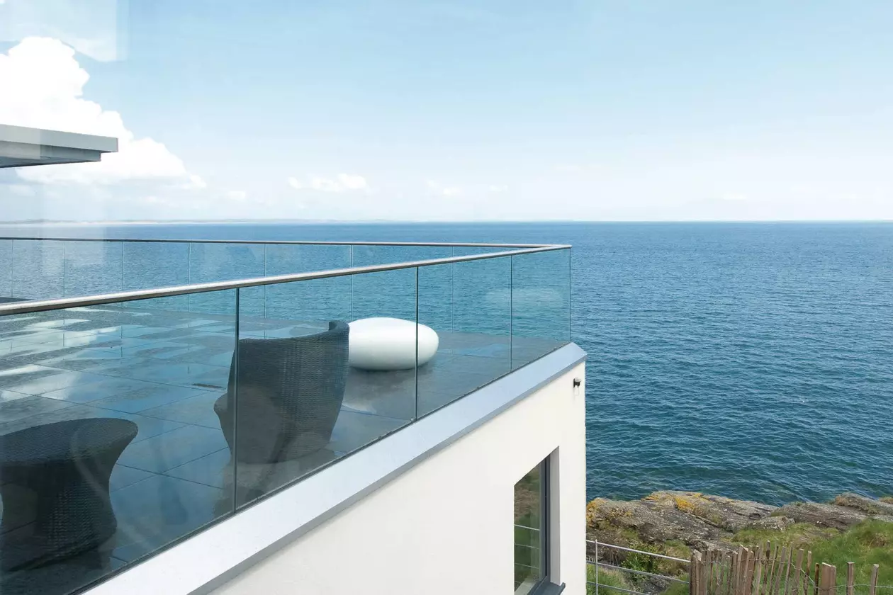 Terrasse d'une maison c&ocirc;ti&egrave;re avec garde-corps et chant en acier inoxydable